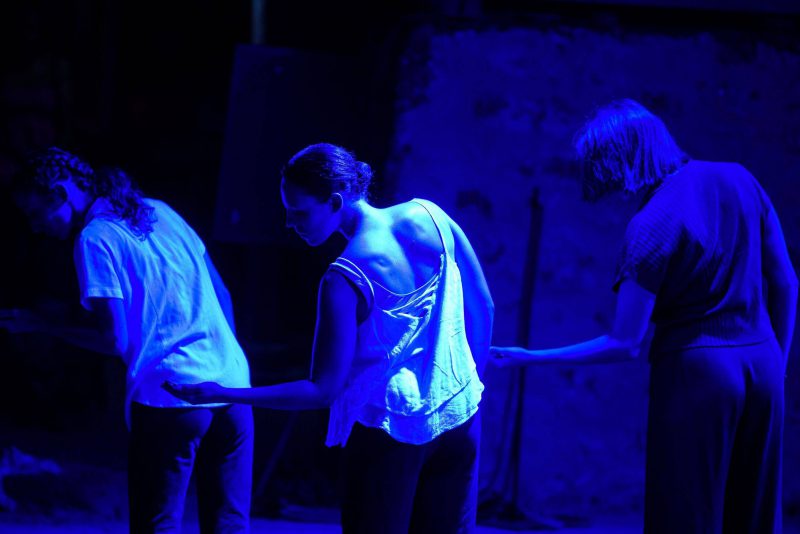 3 danseuses se penchent dans une lumière bleue lors du spectacle "Deux au carré" présenté par la Cie Alfred Alerte.