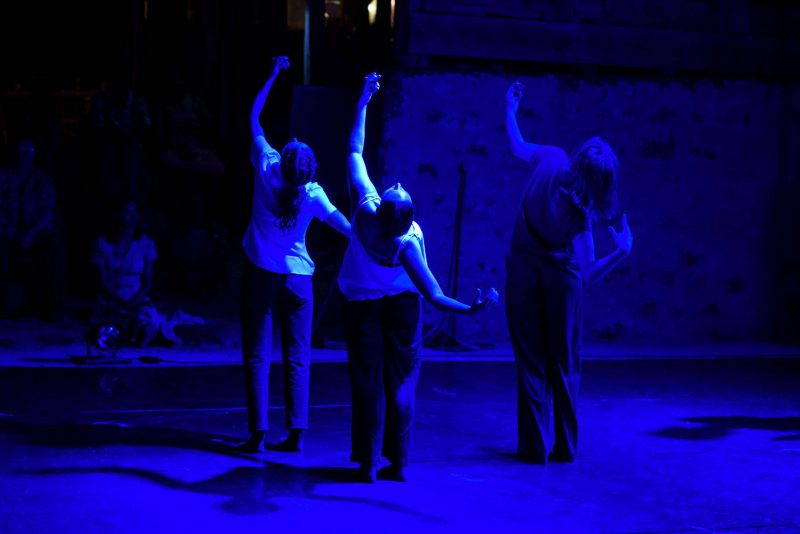 3 danseuses se penchent en arrière dans une lumière bleue lors du spectacle "Deux au carré" présenté par la Cie Alfred