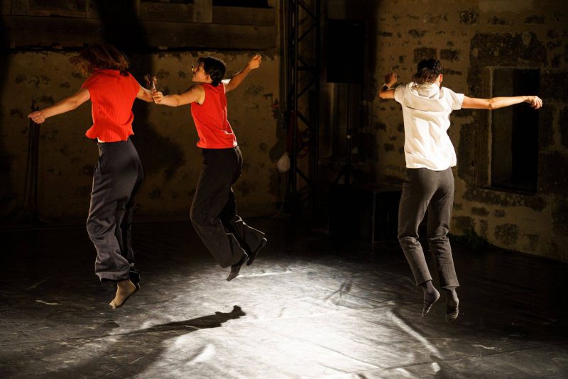 Trois danseuses sautent en l'air lors du spectacle "Deux au carré" présenté à la Bergerie de Soffin.