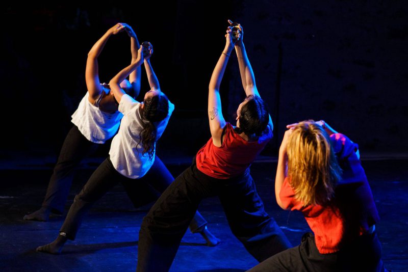 Quatre danseuses lèvent les mains au ciel lors du spectacle "Deux au carré" présenté à la Bergerie de Soffin.