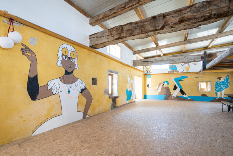 La fresque "fil de vie" sur les murs de l'espace Marceline Lartigue à la Bergerie de Soffin.