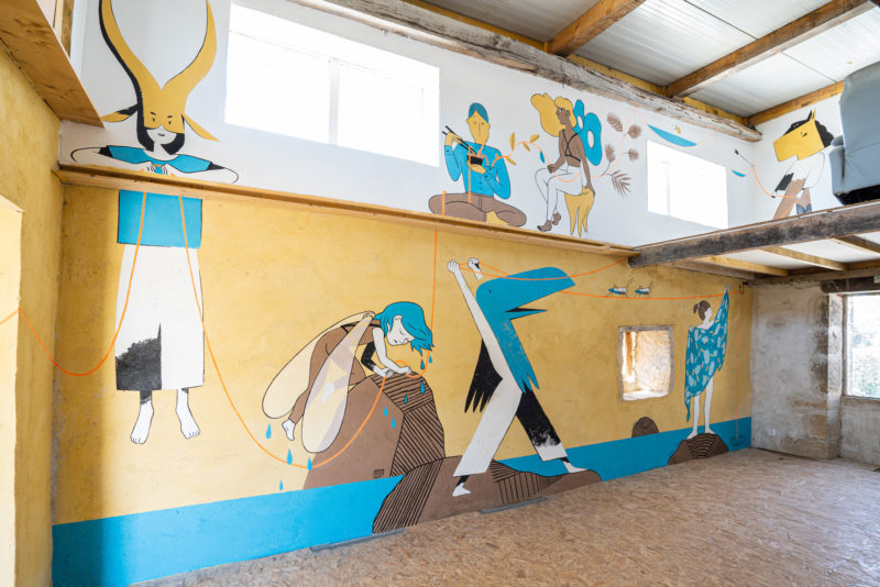 La fresque "fil de vie" sur les murs de l'espace Marceline Lartigue à la Bergerie de Soffin.