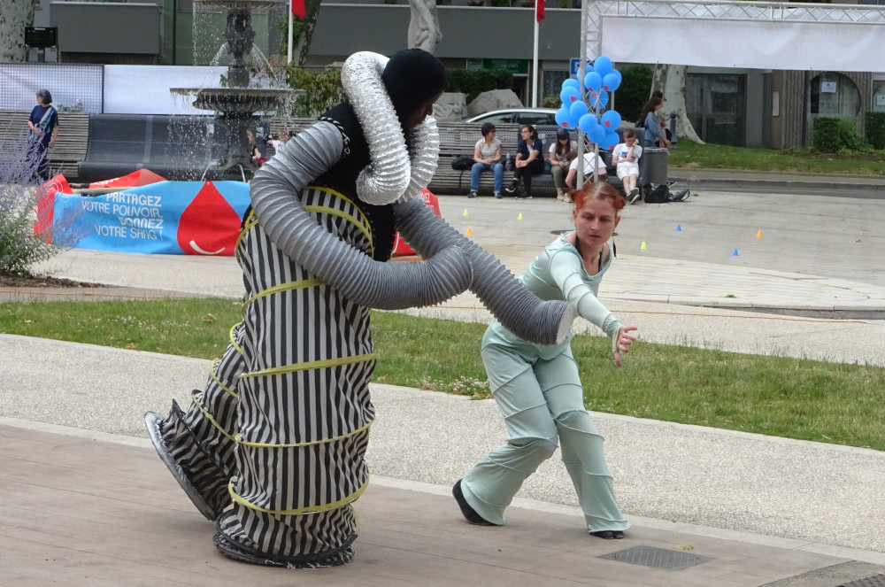 spectacle de rue avec un danseur costumé.