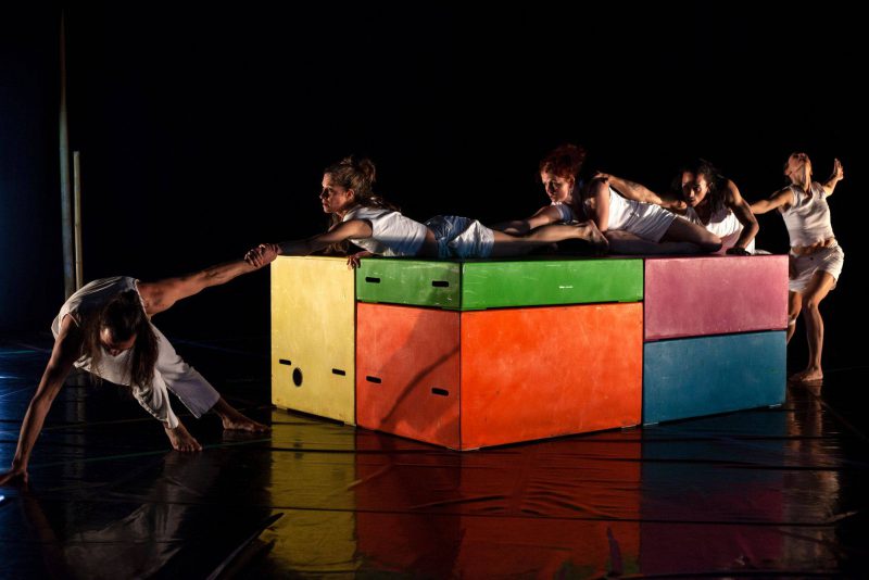 Quatre danseurs tentent de rattraper le cinquième, qui s'en va, durant le spectacle "Mètre carré" présenté par la Cie Alfred Alerte.