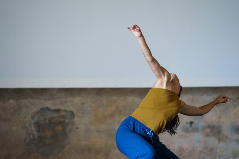 mouvement d'une danseuse en répétition, bras levé, corps en arrière